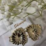 Abrupt shaped anti tarnish earring.